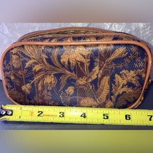 Small Oscar de la Renta Toiletries Or makeup Bag *USED*